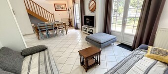 Beachside Villa with Garden, Free Wifi & BBQ – Close to Shops & Attractions