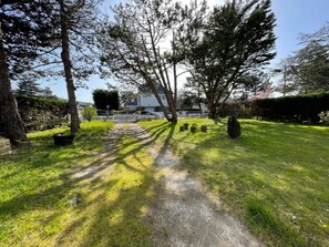 Property grounds - Beachside Villa with Garden, Free Wifi & BBQ – Close to Shops & Attractions (Jullouville)