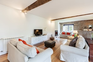 Casa de campo Confort, 3 habitaciones | Área de sala de estar | Televisión y chimenea