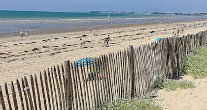 Spacious Duplex, 100m from Beach, Near Shops, Ideal for 4-5 Guests