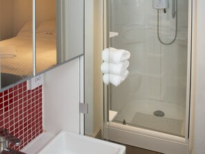 Standard Suite, Ensuite | Bathroom - The Queens Head (Oxford)