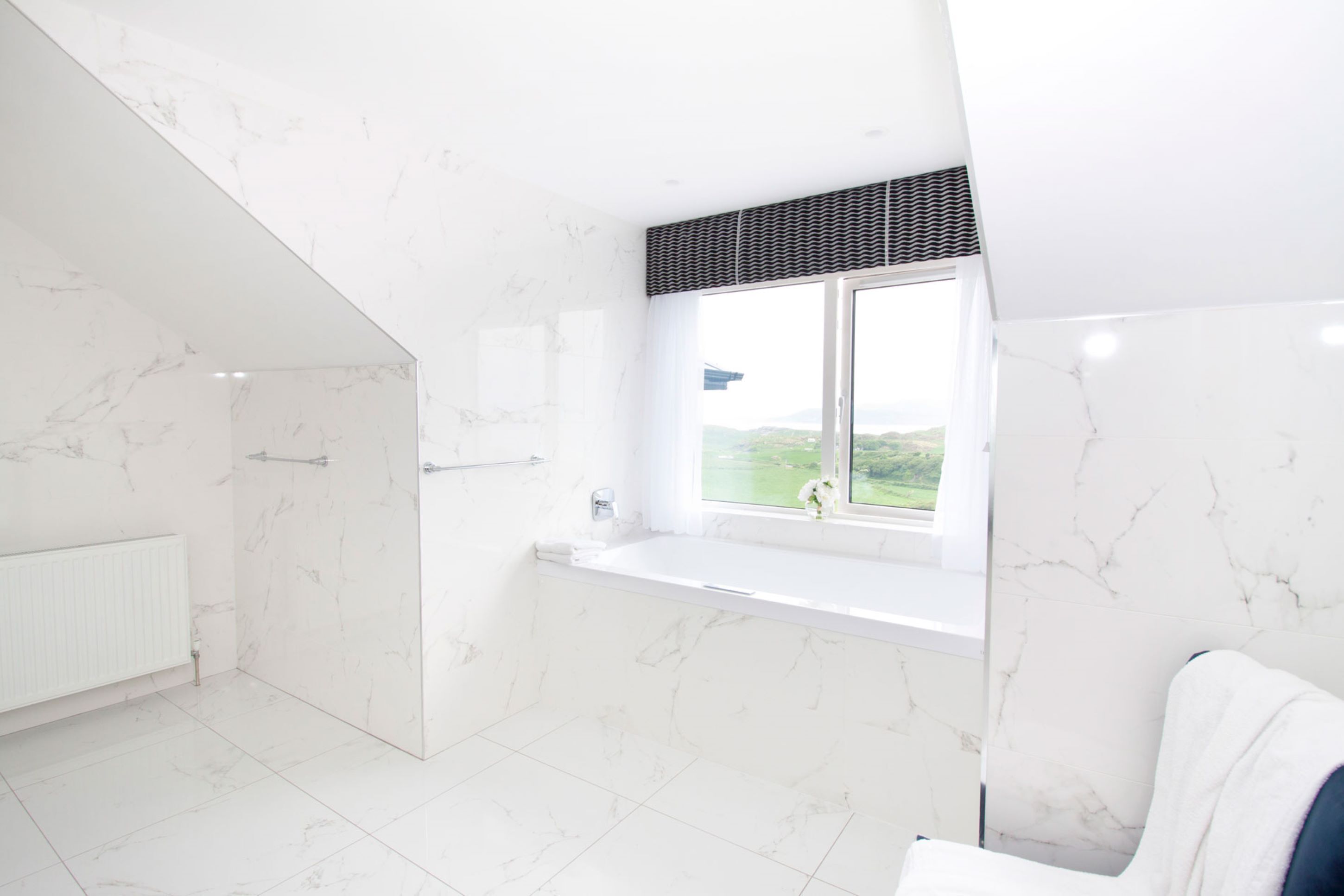 junior suite, sea view | bathroom | combined shower/bathtub, deep-soaking bathtub, designer toiletries