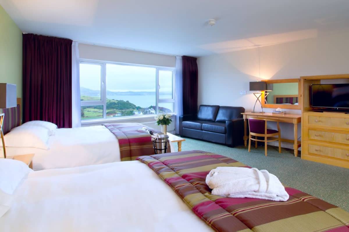 egyptian cotton sheets, premium bedding, in-room safe, desk