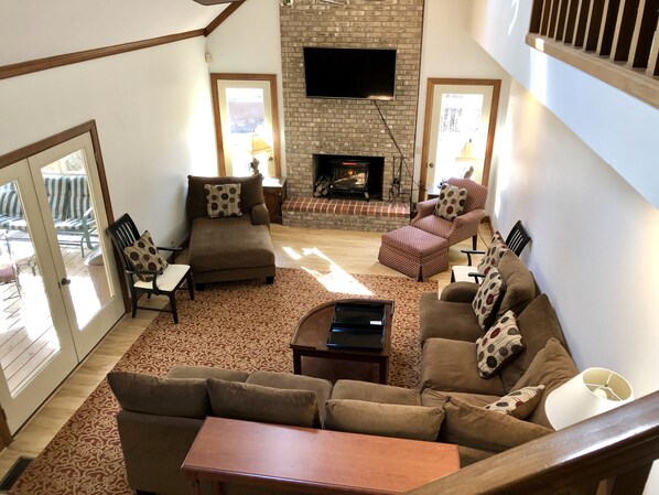 Una televisión, una chimenea, un reproductor de DVD, un futbolín