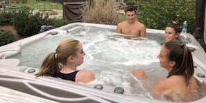 Bañera de hidromasaje al aire libre