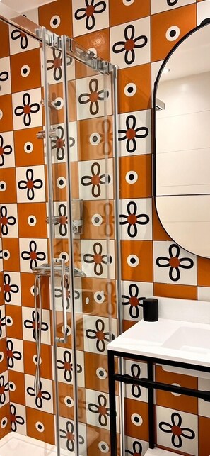 Standard Double or Twin Room | Bathroom | Shower, designer toiletries, hair dryer, towels - Hôtel Santateresa (Bonifacio)