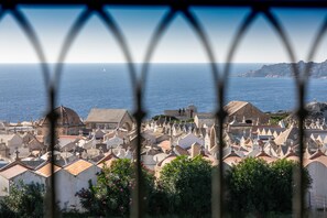 Superior Double Room, Balcony (Vue Patio Cimetière Marin - Mer) | Premium bedding, in-room safe, individually decorated - Hôtel Santateresa (Bonifacio)