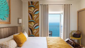 Ropa de cama de alta calidad y caja de seguridad en la habitación