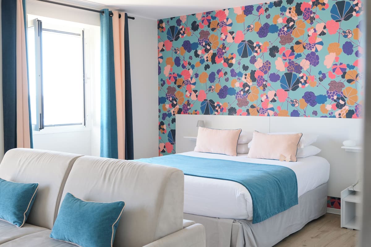 Junior Suite | Peralatan tempat tidur premium, peti besi dalam bilik, meja 