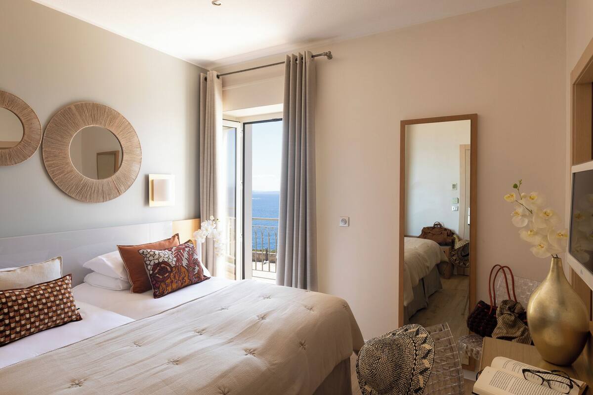 Superior Double or Twin Room, Balcony | Peralatan tempat tidur premium, peti besi dalam bilik, meja 