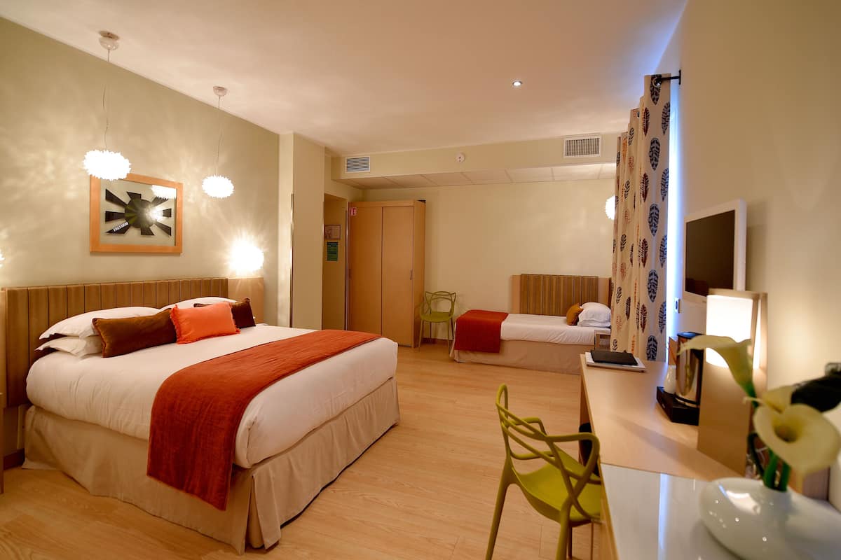 Family Quadruple Room, Accessible | Peralatan tempat tidur premium, peti besi dalam bilik, meja 