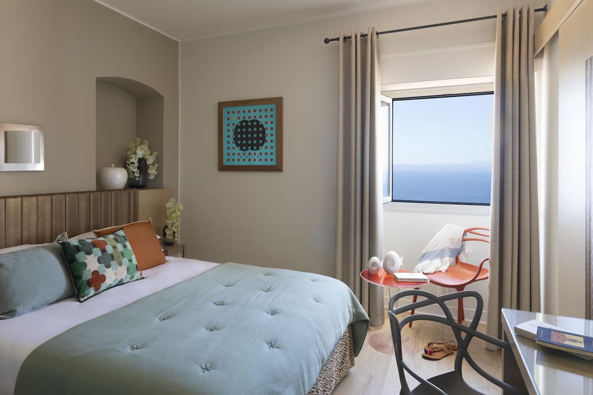 Superior Double Room, 1 Bedroom | Peralatan tempat tidur premium, peti besi dalam bilik, meja 