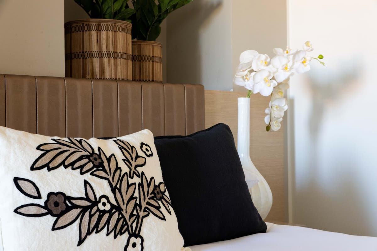 Superior Double Room, Balcony (Vue Patio Cimetière Marin - Mer) | Peralatan tempat tidur premium, peti besi dalam bilik, meja 