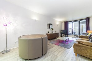 อพาร์ทเมนท์, 2 ห้องนอน | บริเวณนั่งเล่น | ทีวีจอแบน, Netflix