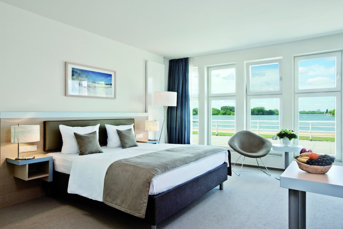 deluxe double or twin room, terrace, lake view | 1 bedroom, in-room safe, desk, blackout curtains