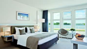 Deluxe-Doppel- oder -Zweibettzimmer, Terrasse, Seeblick | Zimmersafe, Schreibtisch, Verdunkelungsvorhänge, kostenloses WLAN