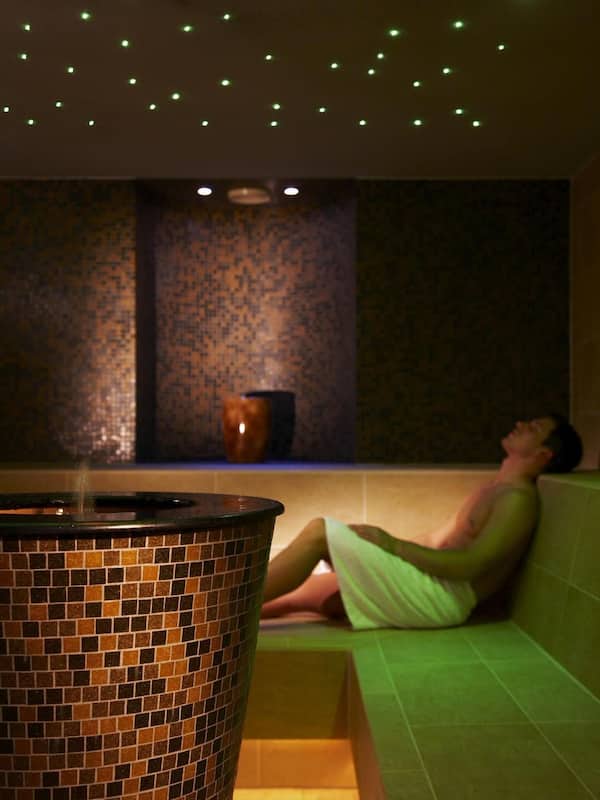 Un sauna, una bañera de hidromasaje, baño turco, baño turco/hammam