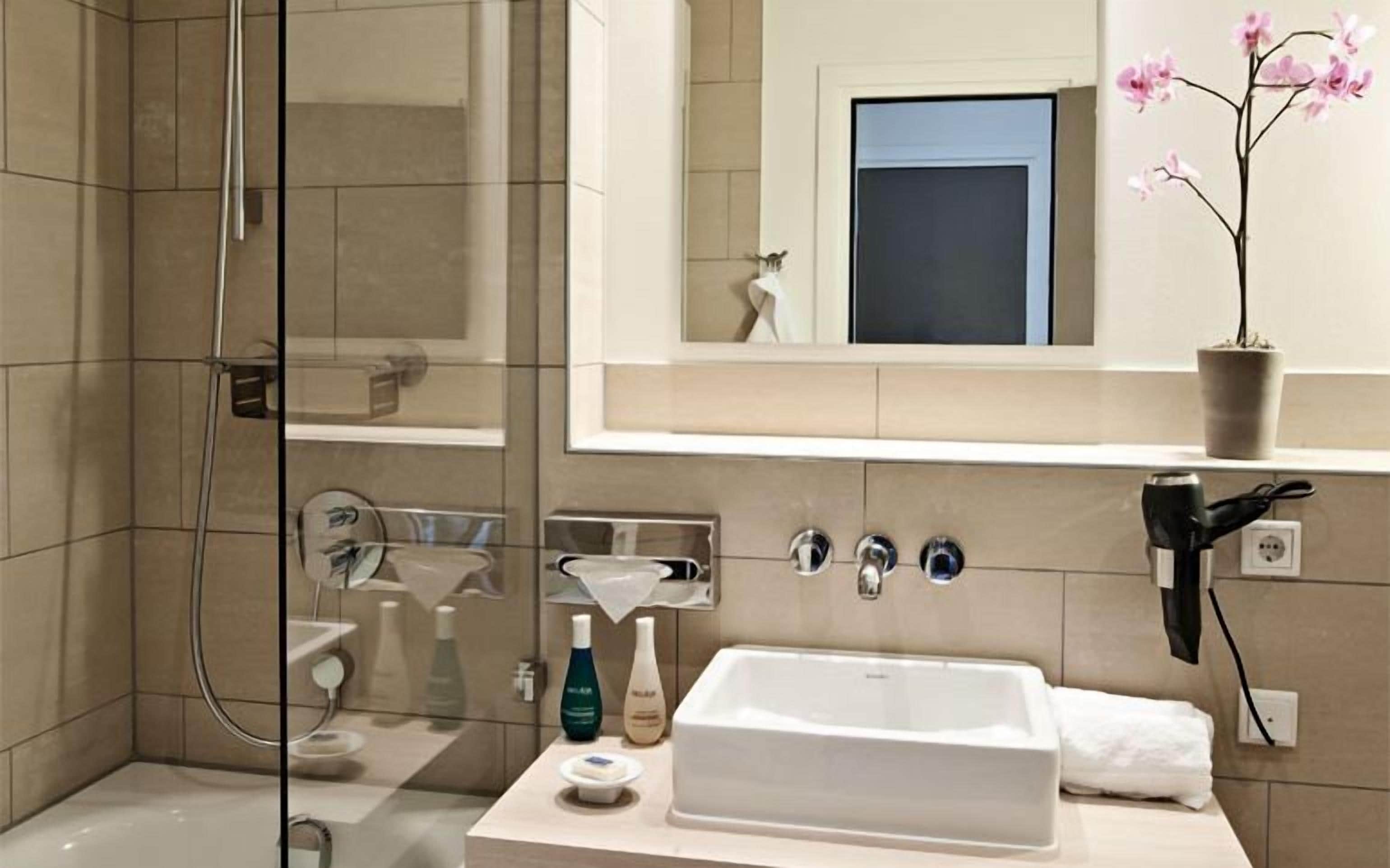 deluxe double or twin room, terrace, lake view | bathroom | free toiletries, hair dryer, bathrobes, slippers