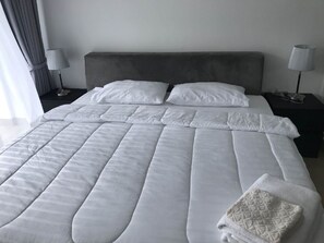 Studio Suite | Desk, iron/ironing board, free WiFi, bed sheets