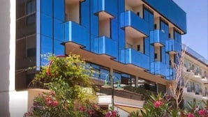 Un edificio moderno con fachada azul y varios balcones.