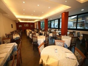 Free buffet breakfast 