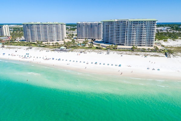 On the beach - Remodeled, elegant beachfront condo w/private balcony! 🐚 (Destin)