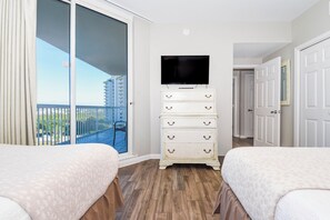 3 bedrooms, iron/ironing board, free WiFi, bed sheets - Remodeled, elegant beachfront condo w/private balcony! 🐚 (Destin)