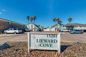 Property grounds - Dog-friendly condo with WiFi - minutes from beach (Corpus Christi)