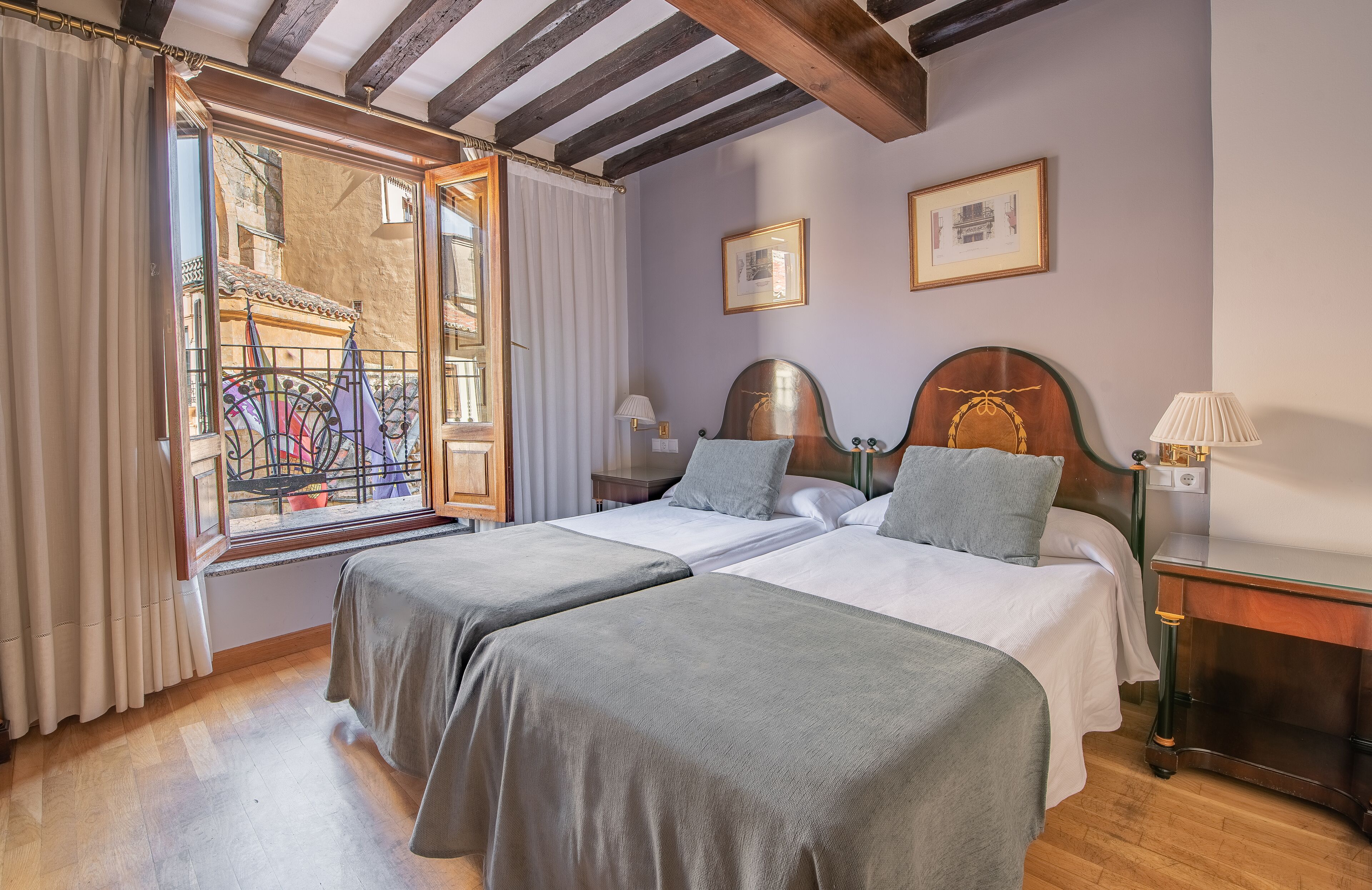 Habitación con 1 cama doble o 2 individuales | Ropa de cama de alta calidad y minibar