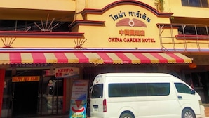 Um edifício com vários andares e uma placa indicando o Hotel China Garden.