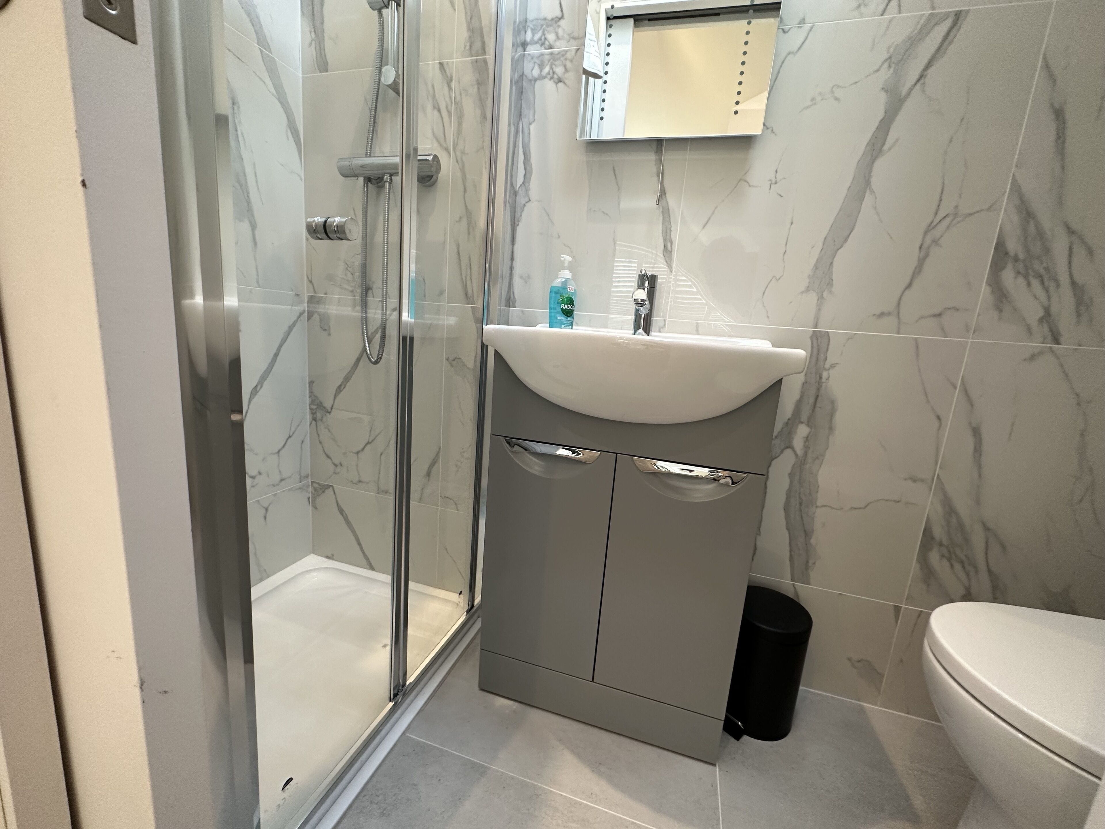 comfort apartment, 1 double bed | bathroom | combined shower/bathtub, free toiletries, hair dryer, towels