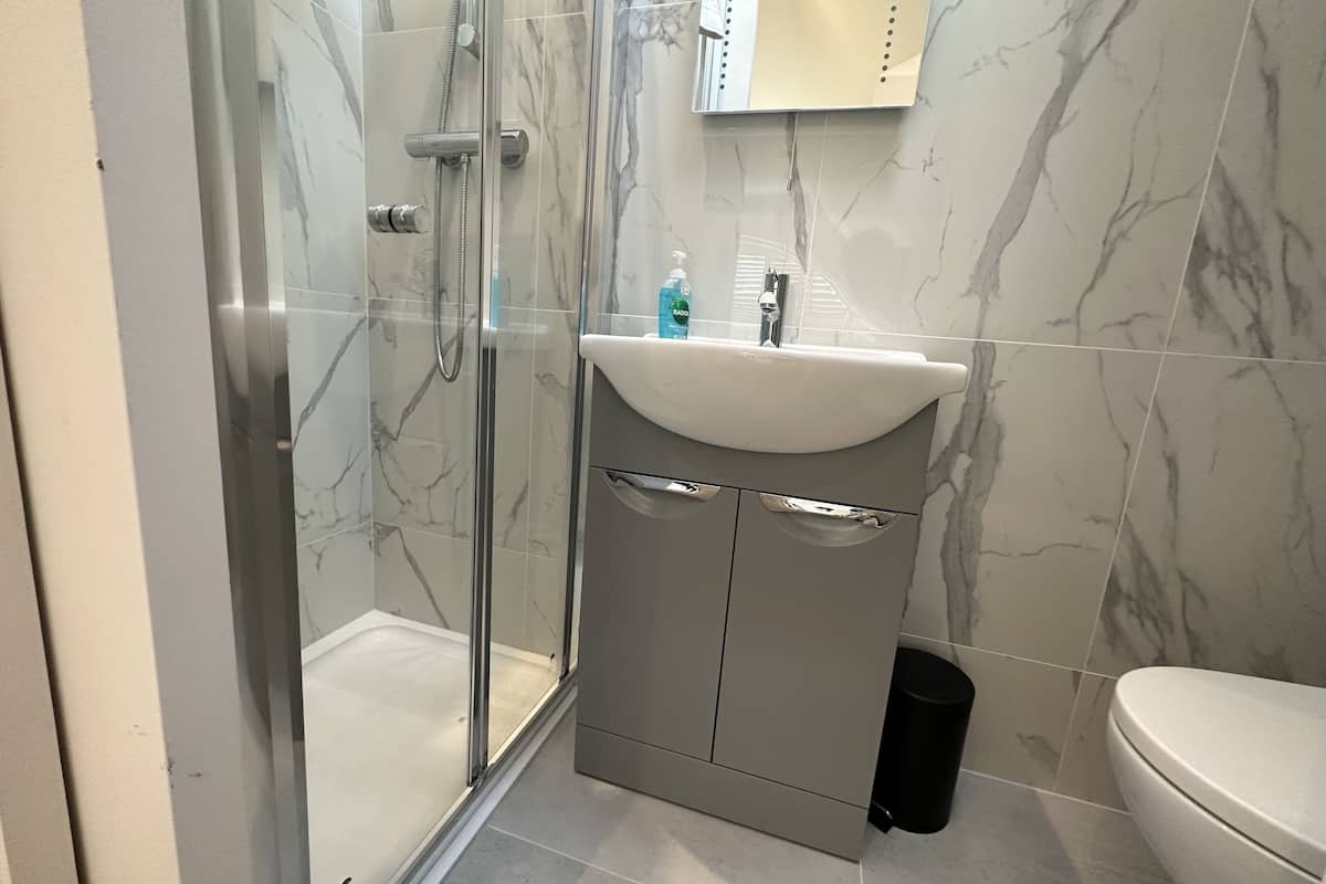 comfort apartment, 1 double bed | bathroom | combined shower/bathtub, free toiletries, hair dryer, towels