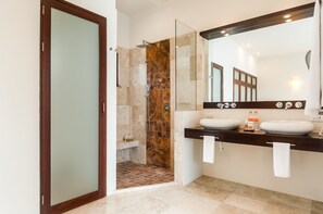 Regadera, secadora de cabello, toallas, jabón 