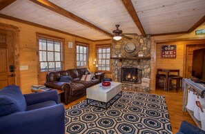 Een televisie, een open haard en een dvd-speler