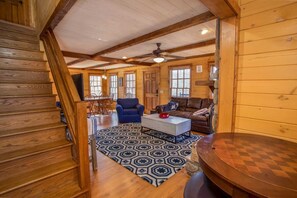 Een televisie, een open haard en een dvd-speler