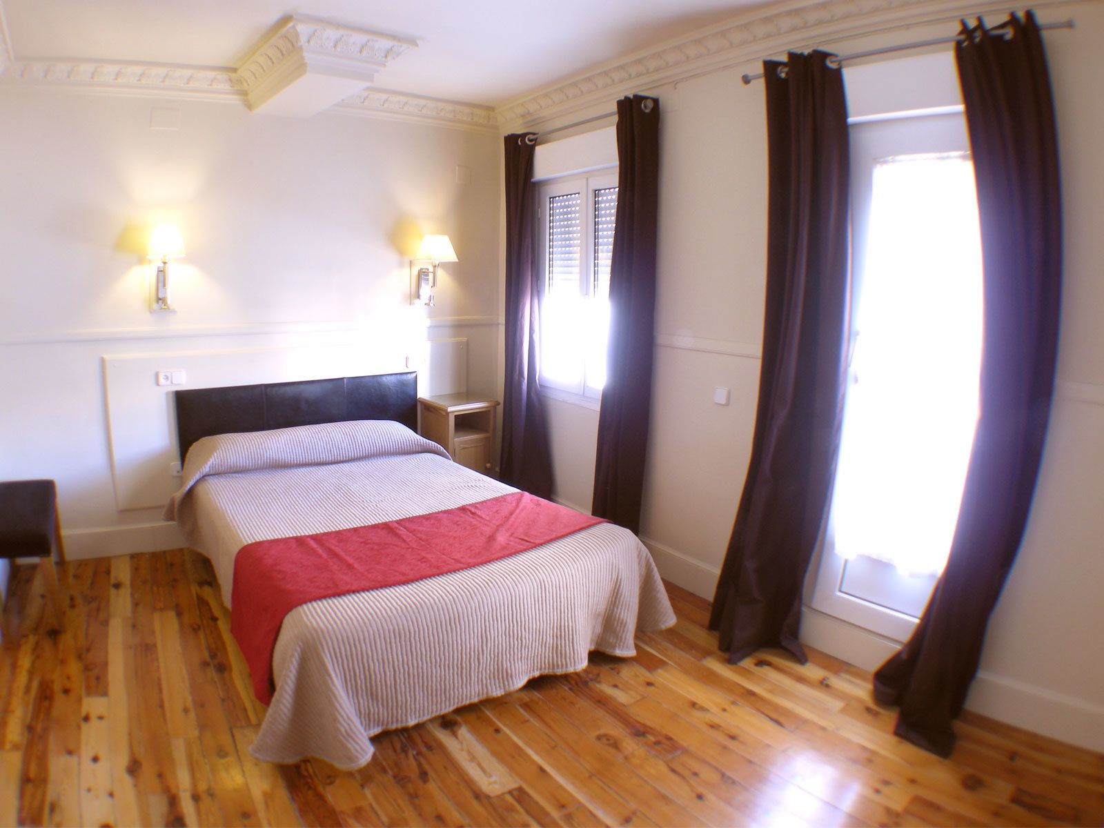 Escritorio, cortinas opacas, cuna de viaje y wifi gratis