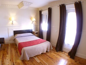 مكتب وستائر تعتيم وسرير سفر وواي فاي مجانًا