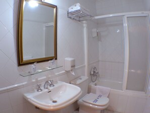 Free toiletries, hair dryer, towels - Hostal Canovas (Cuenca)