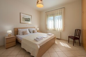 Escritorio, sistema de insonorización y tabla de planchar con plancha