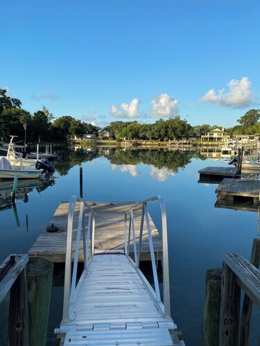 The Pineapple Cottage Condo - Waterfront living on Chimney Creek