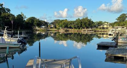 The Pineapple Cottage Condo - Waterfront living on Chimney Creek