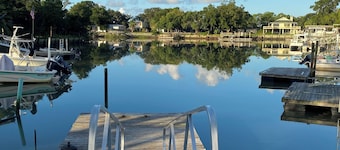 The Pineapple Cottage Condo - Waterfront bor på Chimney Creek