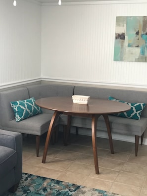 Dining - The Pineapple Cottage Condo - Waterfront living on Chimney Creek (Tybee Island)