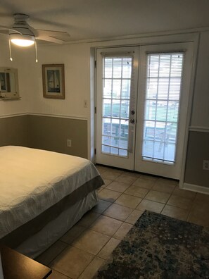 1 bedroom, WiFi, bed sheets - The Pineapple Cottage Condo - Waterfront living on Chimney Creek (Tybee Island)
