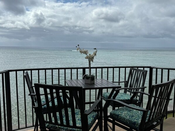 Outdoor dining - Luxury Oceanfront Turtles Sunsets - indigomaui -  (Lahaina)
