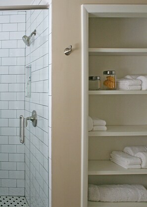 Shower, hair dryer, towels, soap - Wooded Cottage near Downtown Franklin & Leiper's Fork! (Franklin)