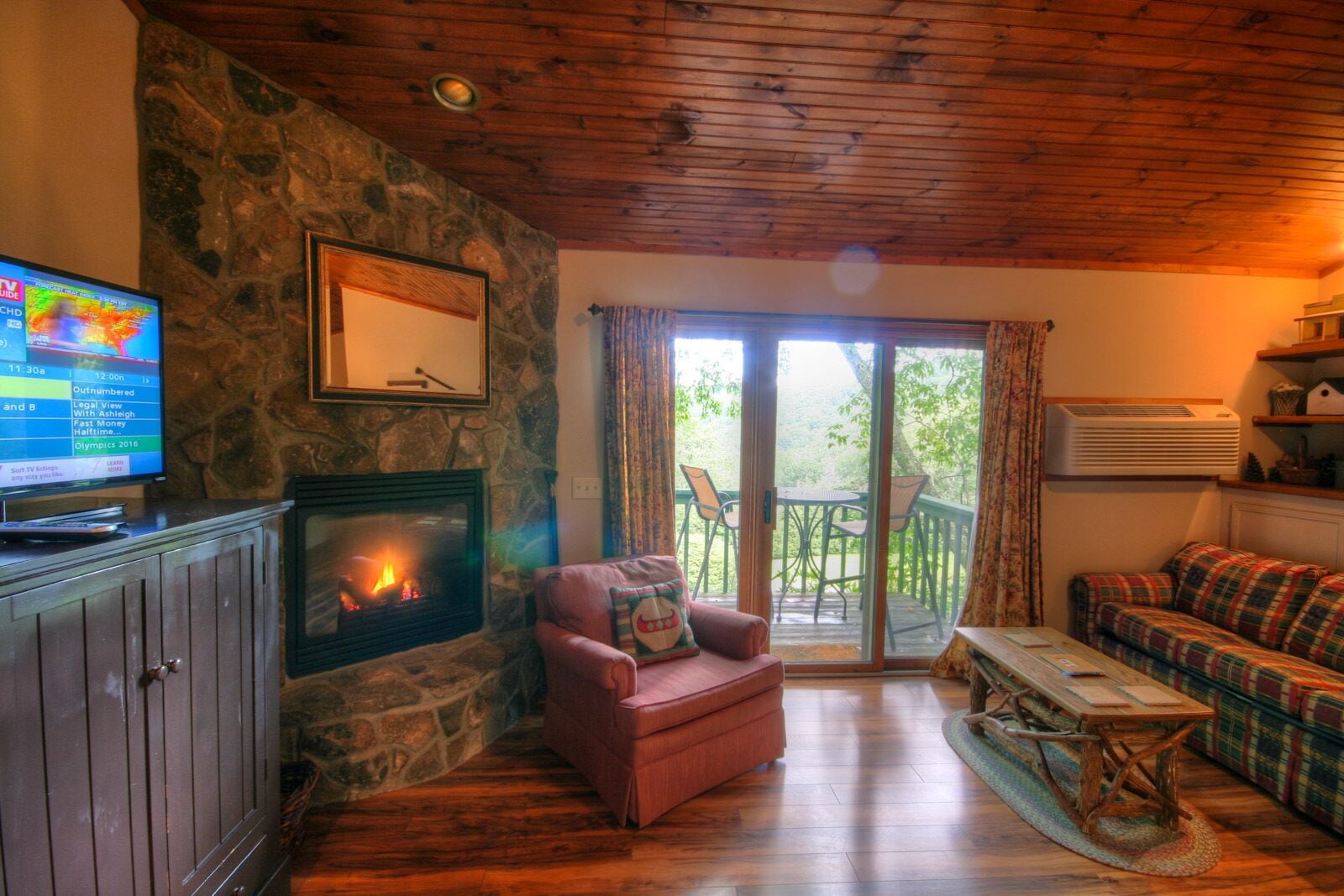 Télévision, cheminée, lecteur de DVD