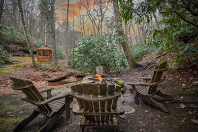 Cozy Log Cabin w/ Wood Fireplace, Creekside Firepit & Private River Access!