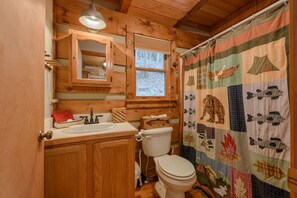 Tina con regadera y toallas 