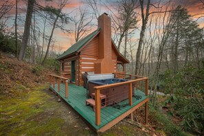 Outdoor spa tub - Cozy Log Cabin w/ Wood Fireplace, Creekside Firepit & Private River Access! (Sugar Grove)